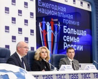 В РФ будут проводить премию "Большая семья России" для представителей СМИ